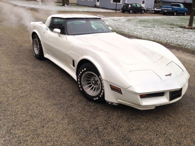 1981 Chevrolet Corvette Coupe 2 Door 5 7l White With Red
