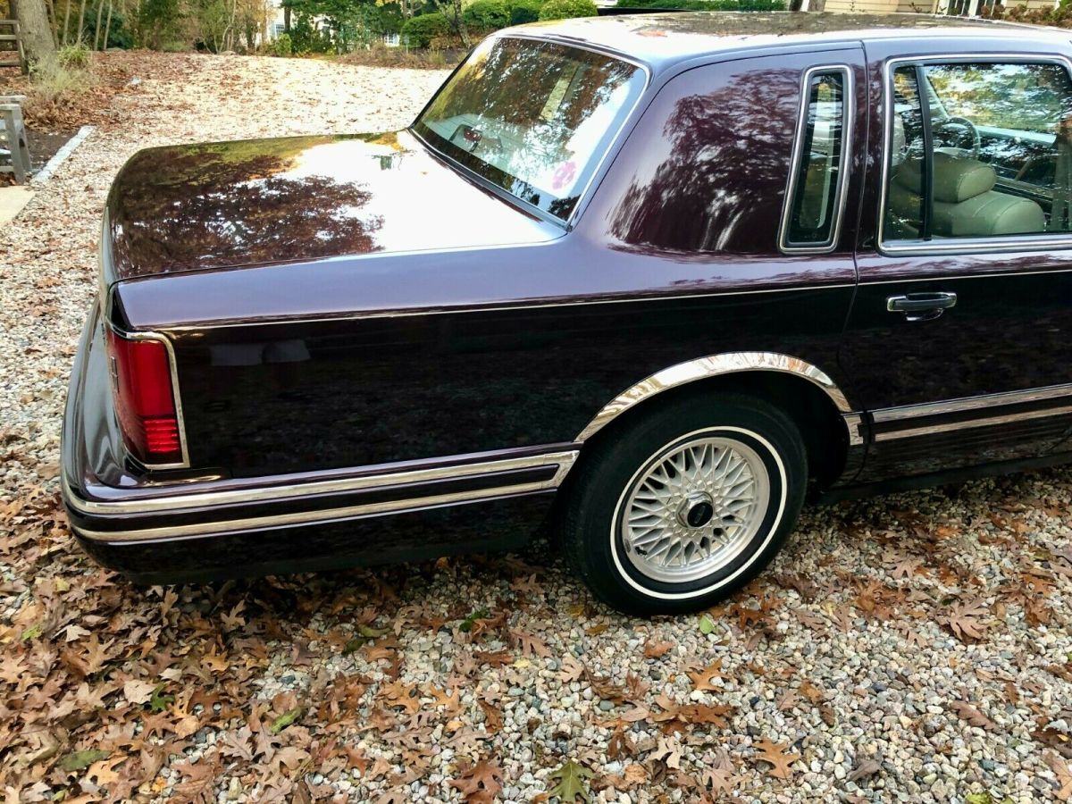 1991 Lincoln Town Car Signature Sedan 4D, Mint Condition, 67,000 Miles