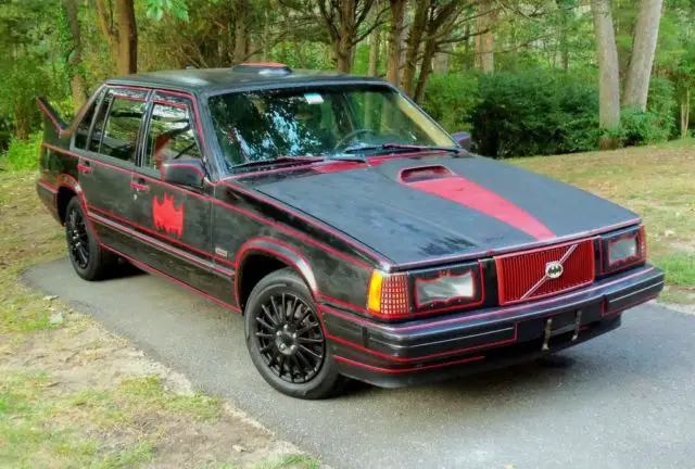 >> BATMOBILE : CUSTOM 1994 VOLVO 940