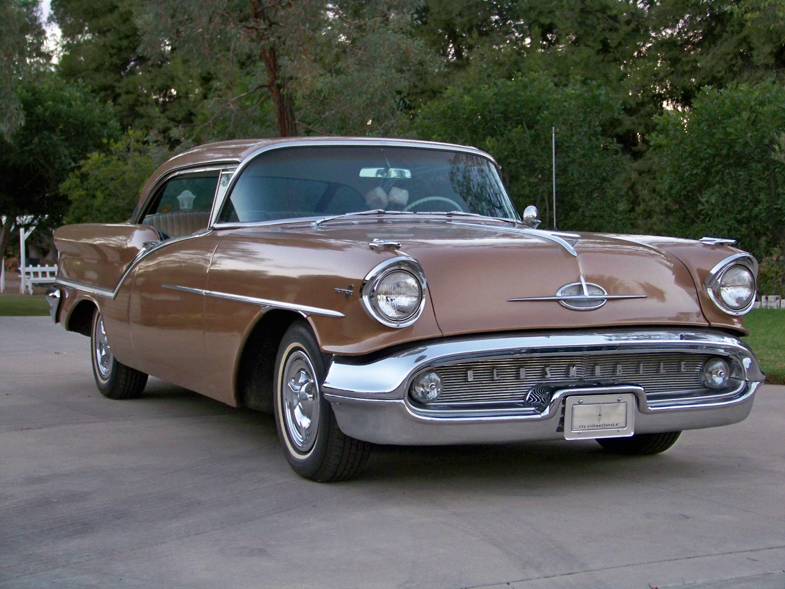 Oldsmobile. Олдсмобиль 1957. Oldsmobile 88 1957. Олдсмобиль горбатый. Старый Олдсмобиль.