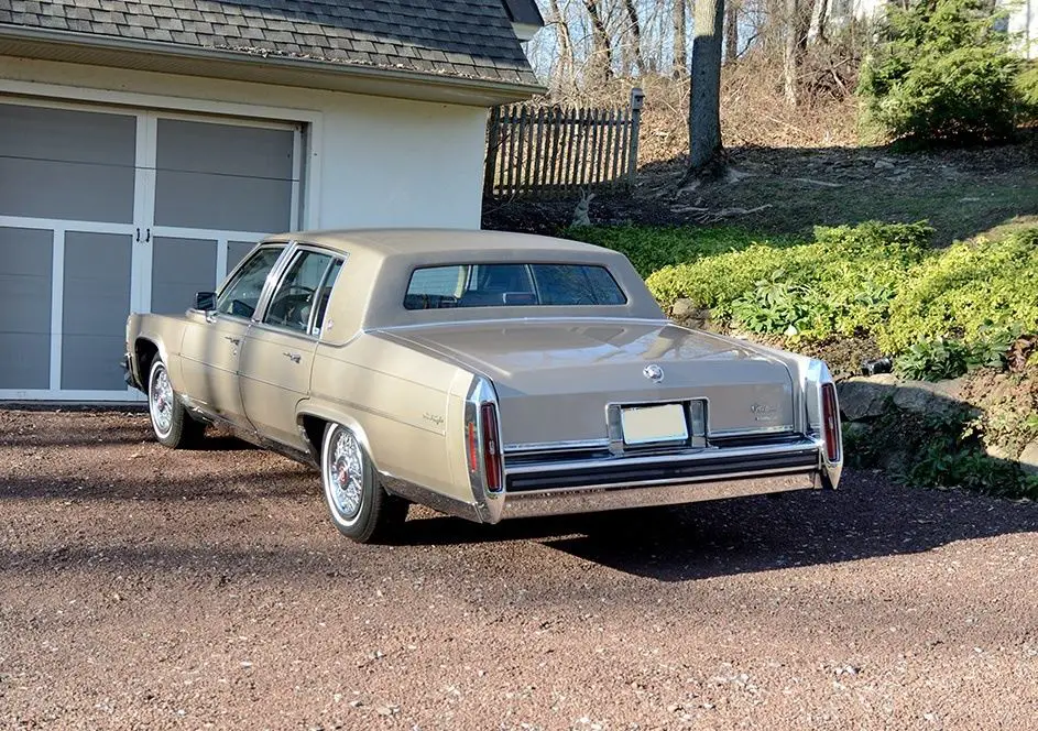 Л классик. Cadillac Fleetwood 1986. Cadillac Fleetwood Brougham 1986. Cadillac Brougham 1986. Кадиллак Флитвуд 1986.